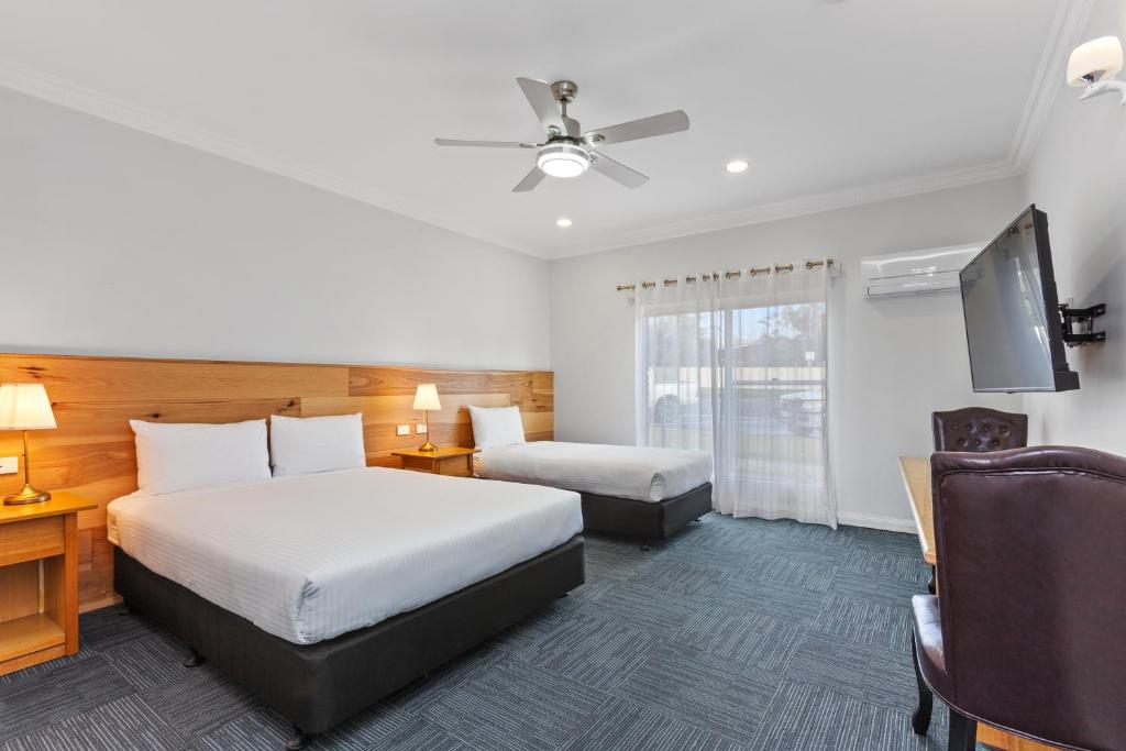 阿波罗湾Comfort Inn The International的酒店客房设有两张床和一台平面电视。