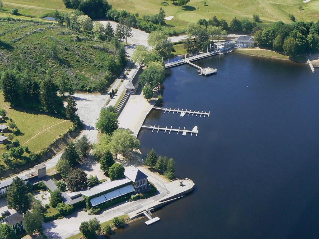 讷维克杜列克罗格斯酒店的享有湖泊的空中景致,设有游船码头