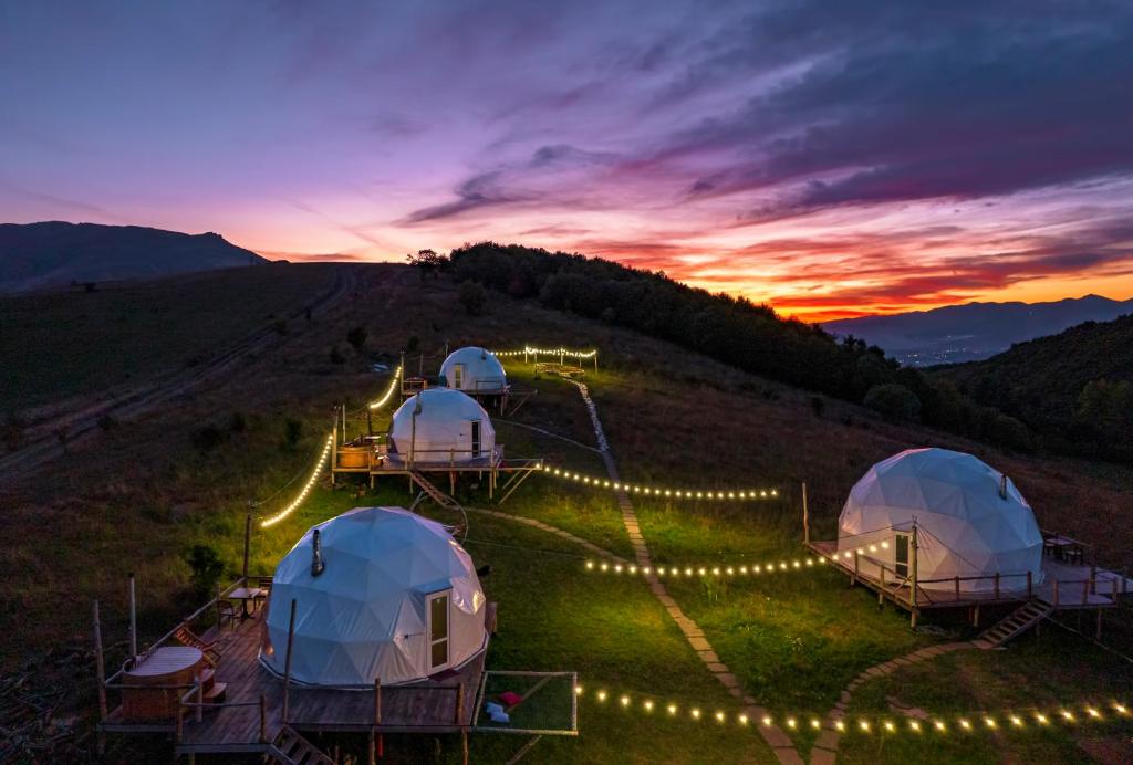 KhndzorutGlamping Park的山丘上一群帐篷,灯光亮丽