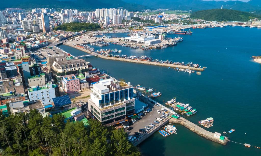 泗川Owl Hotel的海港城市的空中景观