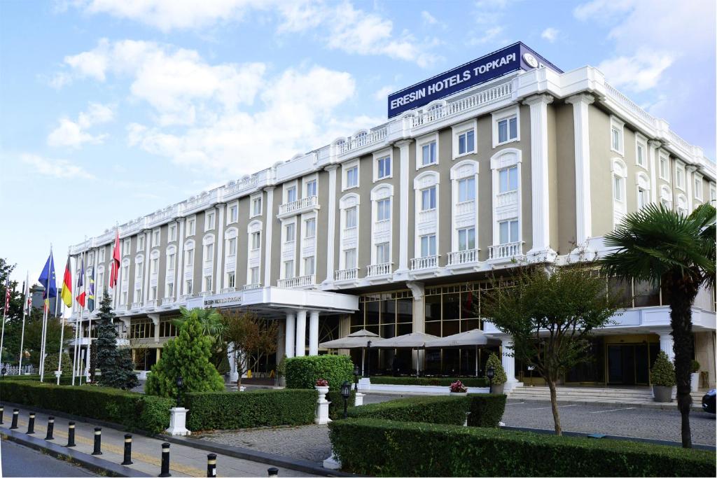伊斯坦布尔Eresin Hotels Topkapı的前面有树木的白色大建筑