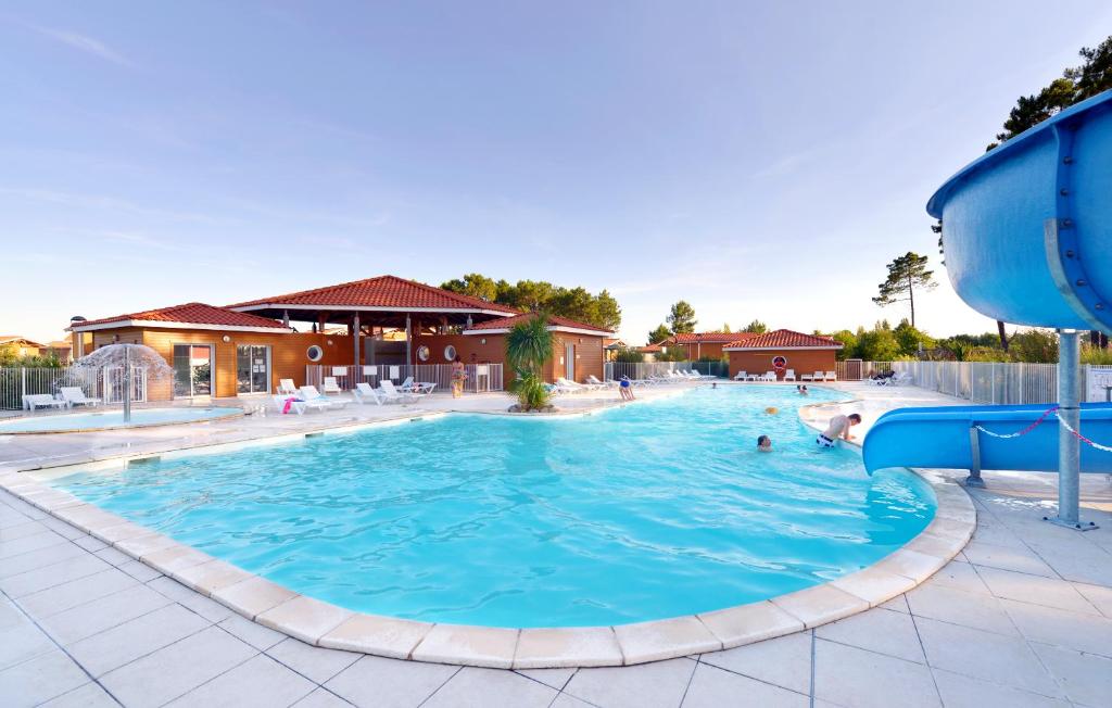 波讷地区帕朗提Vacancéole - Le Domaine des Grands Lacs的度假村的游泳池,带滑梯