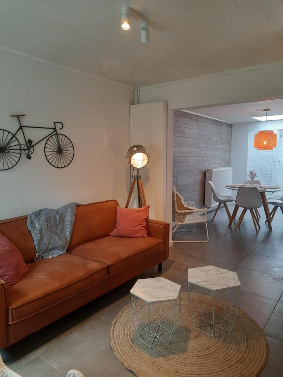 赫拉尔兹贝亨Huisje op de Muur van Geraardsbergen的客厅配有沙发,墙上有自行车