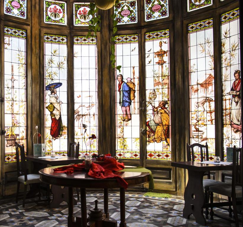 巴塞罗那巴塞罗那住宿艺术宾馆的一间设有桌子和彩色玻璃窗的房间