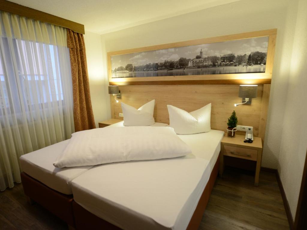 马尔克泰登费尔德罗文佳尔尼兰德古特酒店的配有白色枕头的床的酒店客房