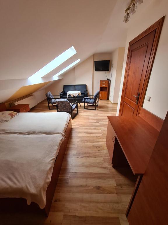 兹瓦尔东Gościniec Halka的一间带两张床的卧室和一间客厅