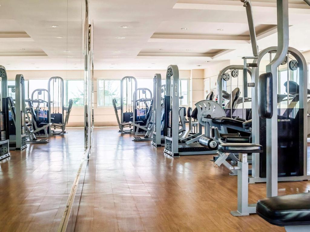 马卡埃Mercure Macae的健身房,配有各种跑步机和机器
