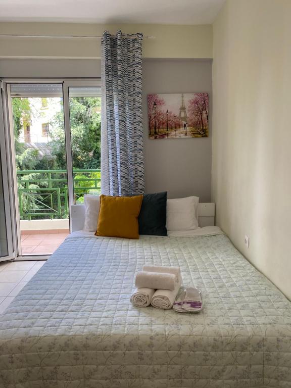 科扎尼Kozani elegant. Διαμέρισμα στο κέντρο της κοζάνης的一间卧室配有一张大床和毛巾