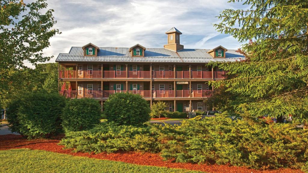 South LeeHoliday Inn Club Vacations Oak n Spruce Resort in the Berkshires an IHG Hotel的一座大型建筑,上面有一个钟楼