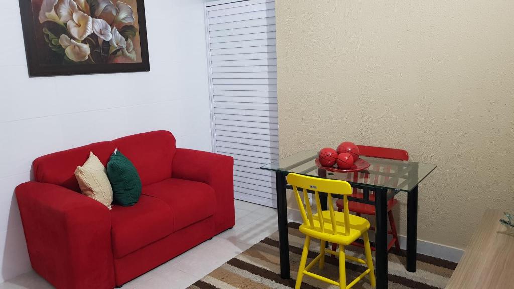 萨尔瓦多Apartamento encantador em salvador的客厅配有红色的沙发和玻璃桌
