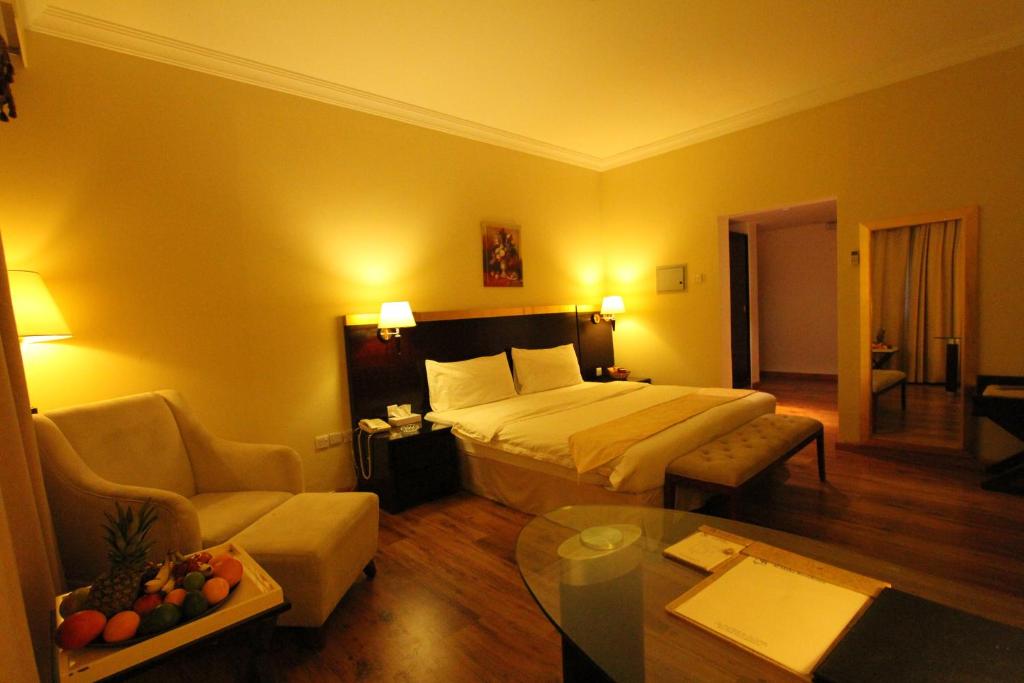 拉斯阿尔卡麦艾尔玛赫RAK酒店的酒店客房配有一张床铺和一张桌子。
