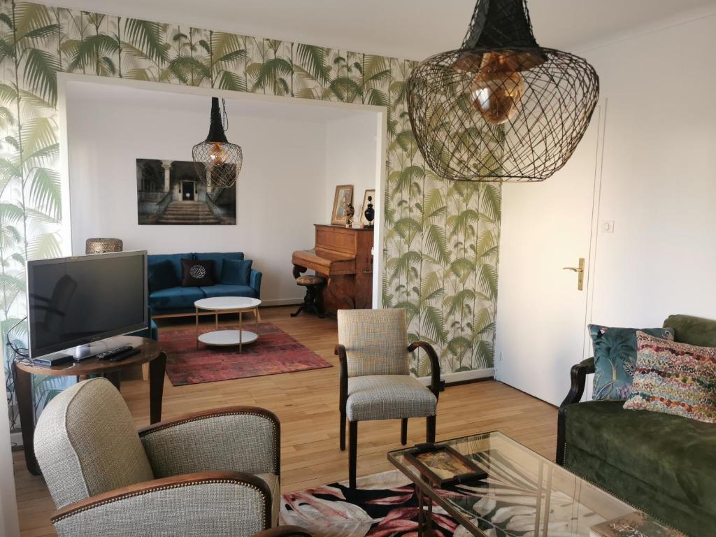 塞莱斯塔La Maison de Lucie的带沙发和电视的客厅