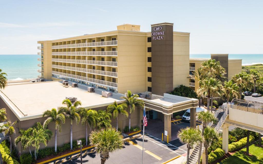 墨尔本墨尔本海滨皇冠假日酒店的享有棕榈树酒店和大海的空中景致