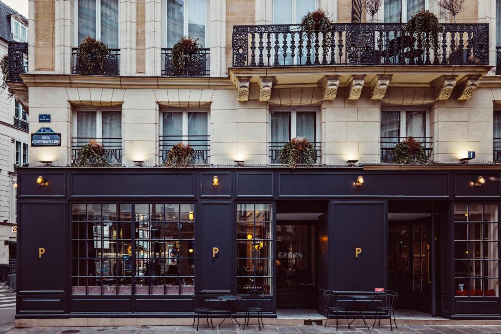 巴黎帕纳奇酒店的前面有椅子的黑色建筑