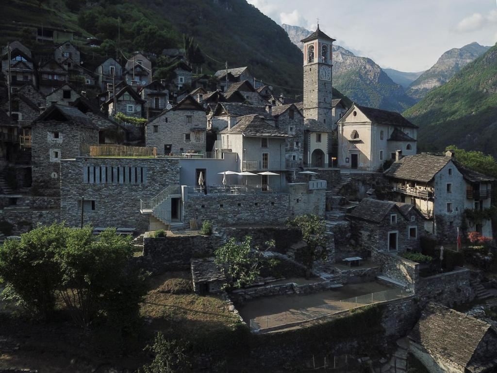 Corippo Albergo Diffuso的山中带钟楼的一个古老村庄