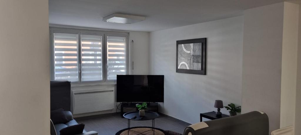 卡佩勒拉格朗德maison meublée 6 personnes的客厅配有平面电视和窗户。