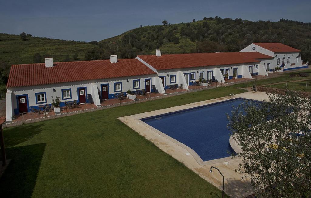 奥德米拉Quinta do Chocalhinho Agroturismo & SPA的享有带游泳池的房屋的空中景致
