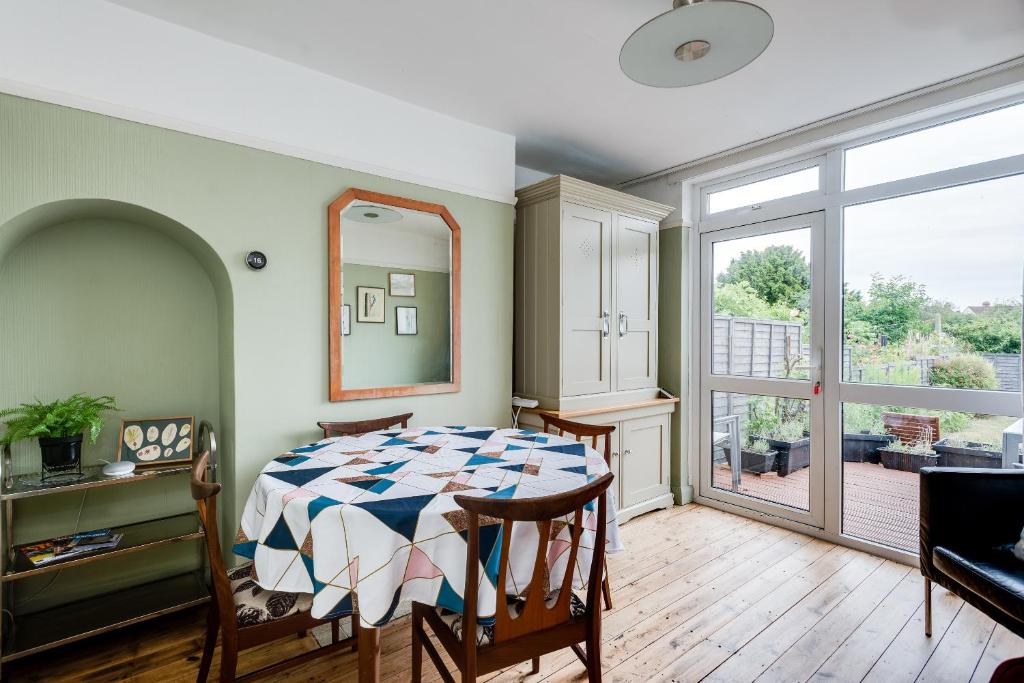 牛津Cheerfull 3-Bedroom Home with parking & garden的一间带桌子和窗户的用餐室