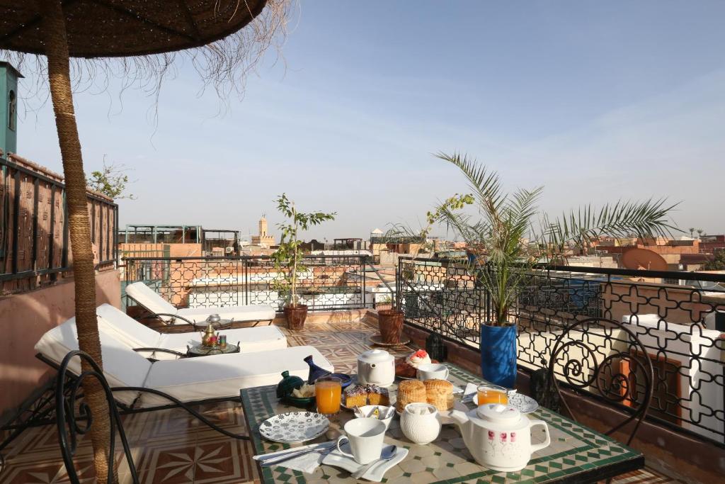 马拉喀什梅森庭院旅馆的阳台上的餐桌上摆放着食物