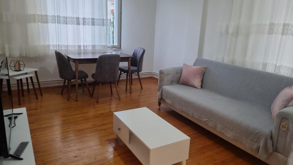 阿塔库姆Erdem Apartment的客厅配有沙发和桌子