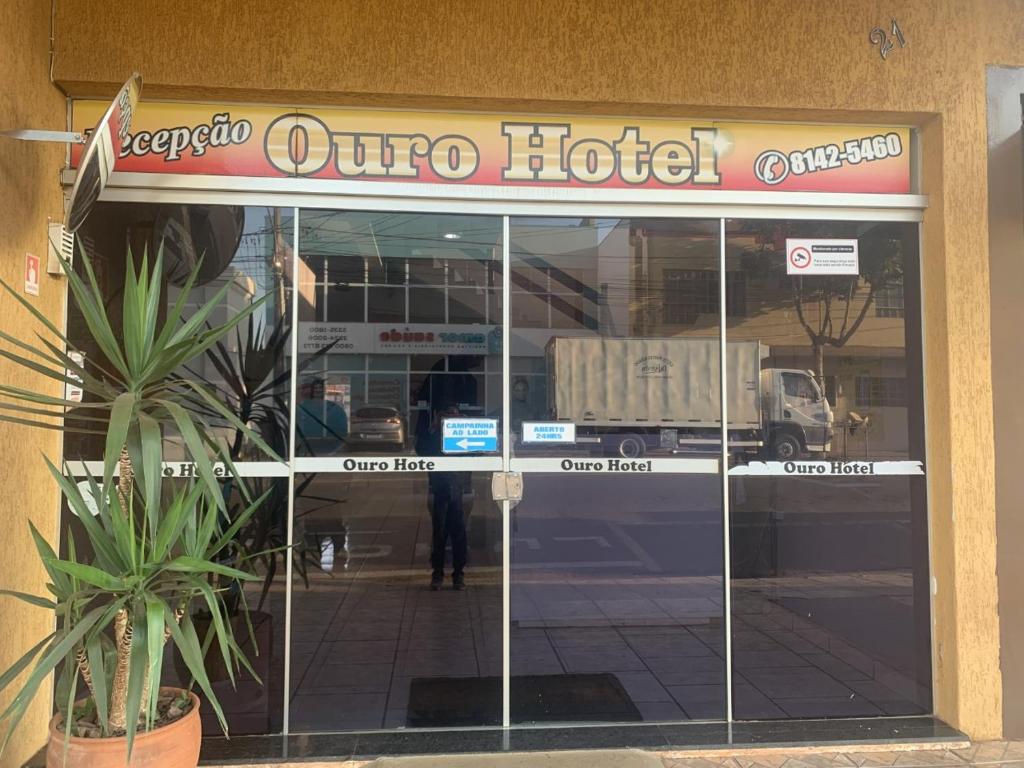 欧里尼奥斯Ouro Hotel的一辆卡车的旅馆前窗