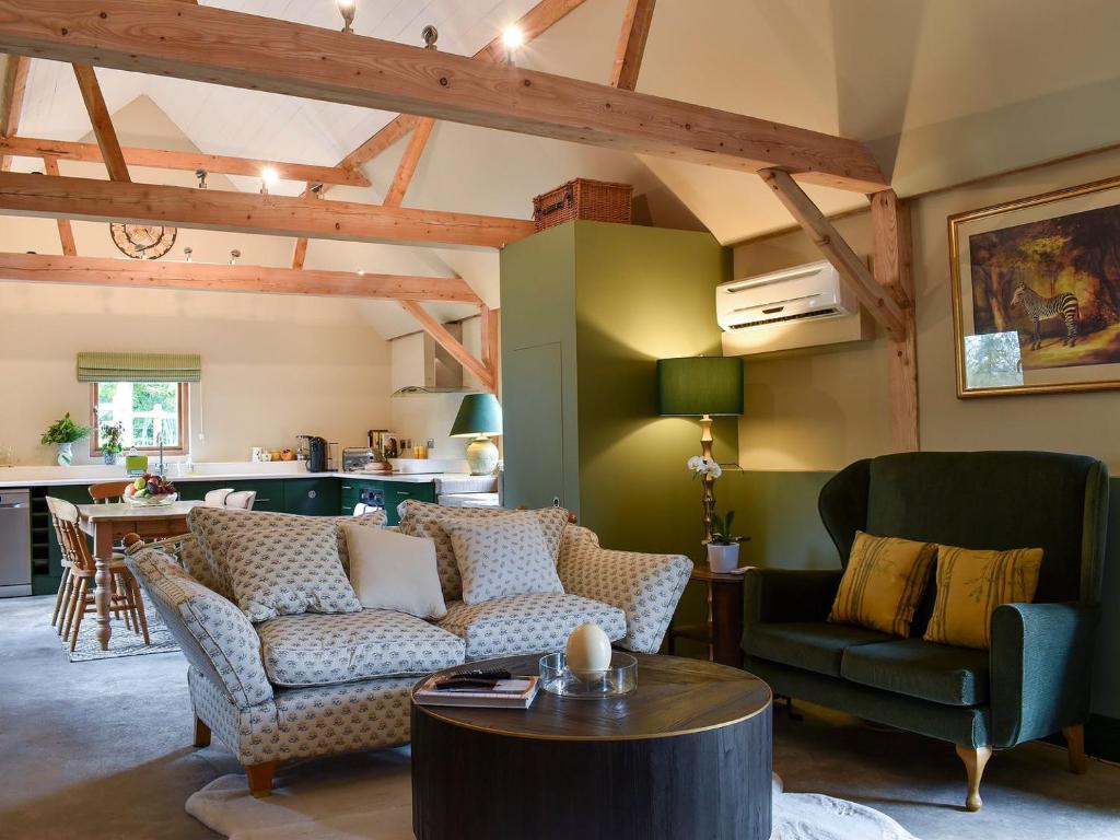 福丁布里奇Cosy Cottage - Uk34263的客厅配有沙发、椅子和桌子
