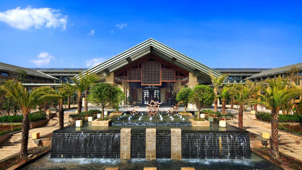 昆明昆明洲际酒店的一座带喷泉的度假村,位于一座建筑前