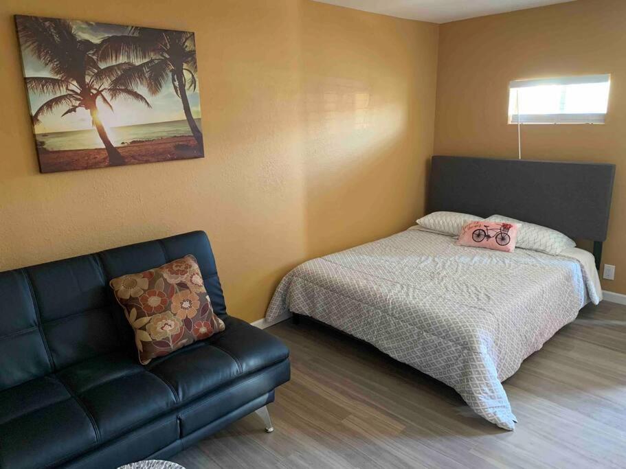 布尔海德市River getaway Downstairs unit的一间带床和沙发的小卧室