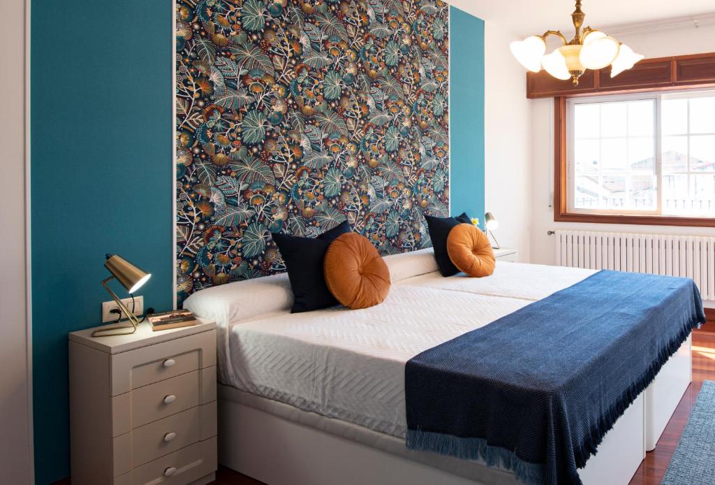 帕德隆Luxury Singular Villa Rosa的一间卧室配有一张蓝色墙壁的床