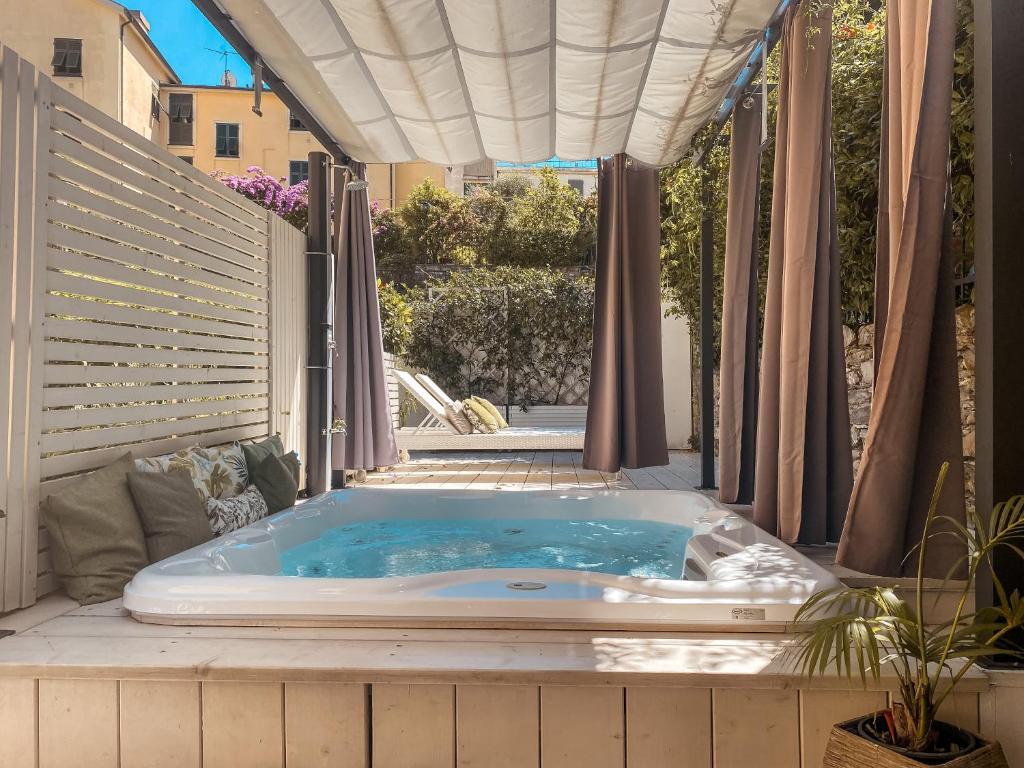 圣玛格丽塔-利古雷圣安德烈亚酒店的庭院中设有一个按摩浴缸。