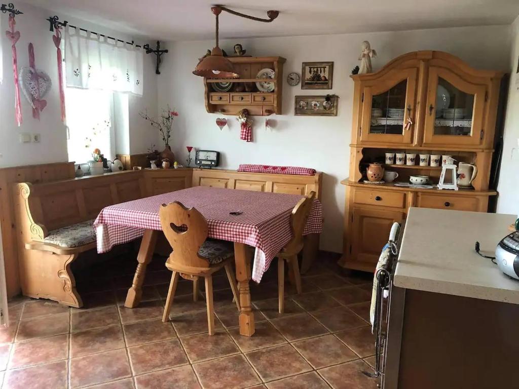 伦达瓦Cosy country home, Lendava的厨房配有桌子和桌椅