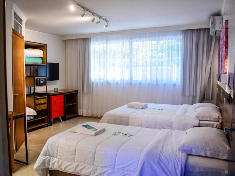 圣玛丽亚Hotel Appel的酒店客房设有两张床和窗户。