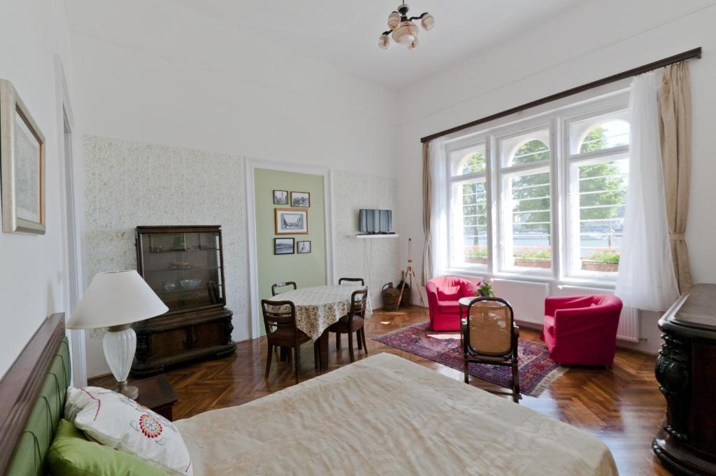 布达佩斯布达弗莱特公寓的卧室配有一张床和一张桌子及椅子