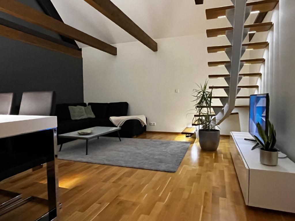 KirikukülaVilla Männituka külalistemaja的带沙发和楼梯的客厅