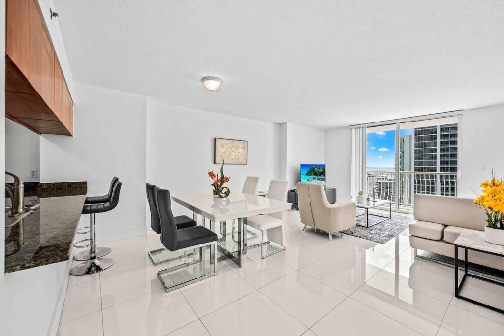 迈阿密Luxurious 1 Bed Apartment in Brickell • Ocean View的白色的客厅配有桌椅