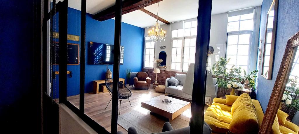 拉罗谢尔LA ROCHELAISE : Appartement calme & somptueux dans l'hyper centre.的客厅拥有蓝色的墙壁和黄色的沙发