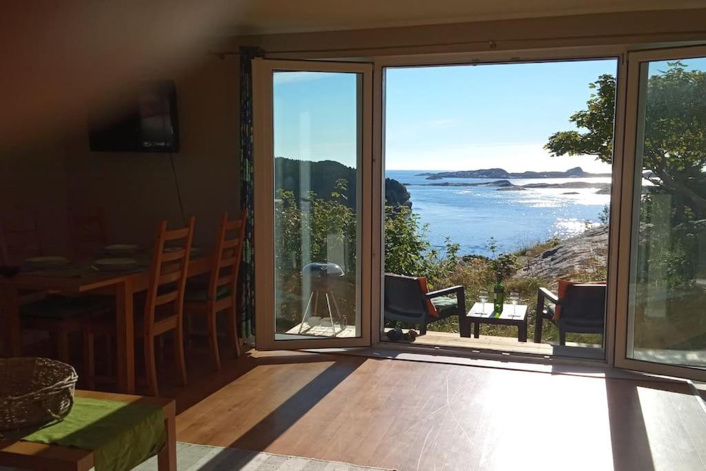 TorsteinsvikApartment , Øygarden, Bergen的配有滑动玻璃门的客房享有海景。