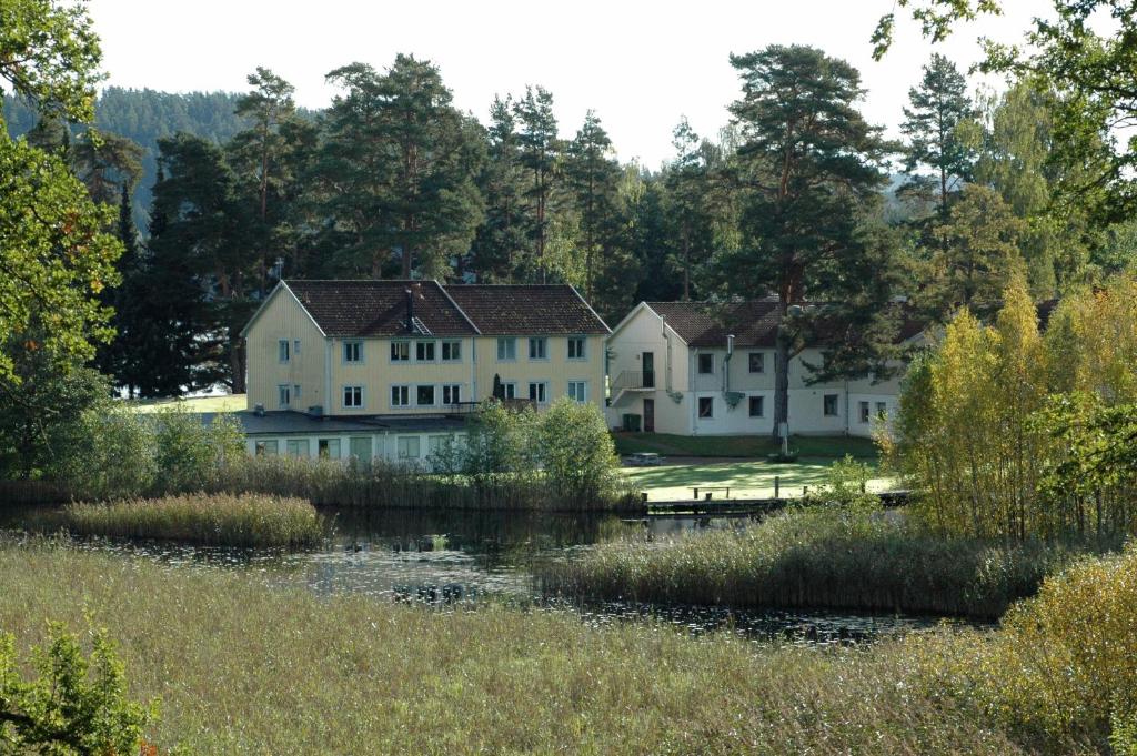 特拉诺斯Solviken Tranås Hostel的河边一排白色的房子