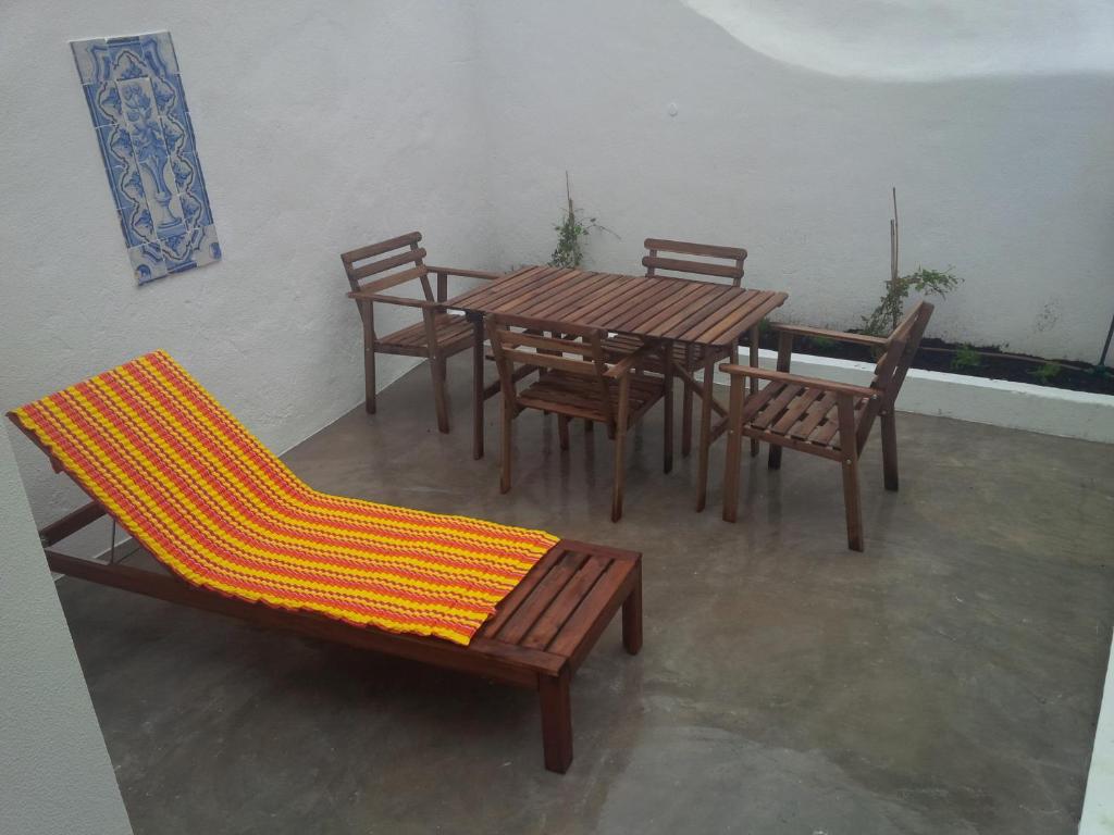 里斯本哥斯达城堡公寓的庭院配有木桌和椅子