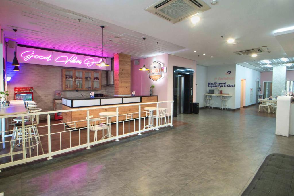 泗水Cleo Tunjungan的餐厅设有粉红色 ⁇ 虹灯标志的酒吧