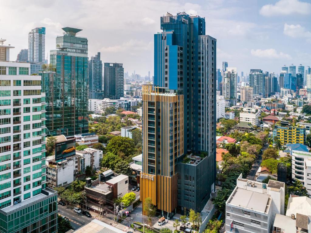 曼谷曼谷通罗驻桥套房酒店的城市空中景观高楼