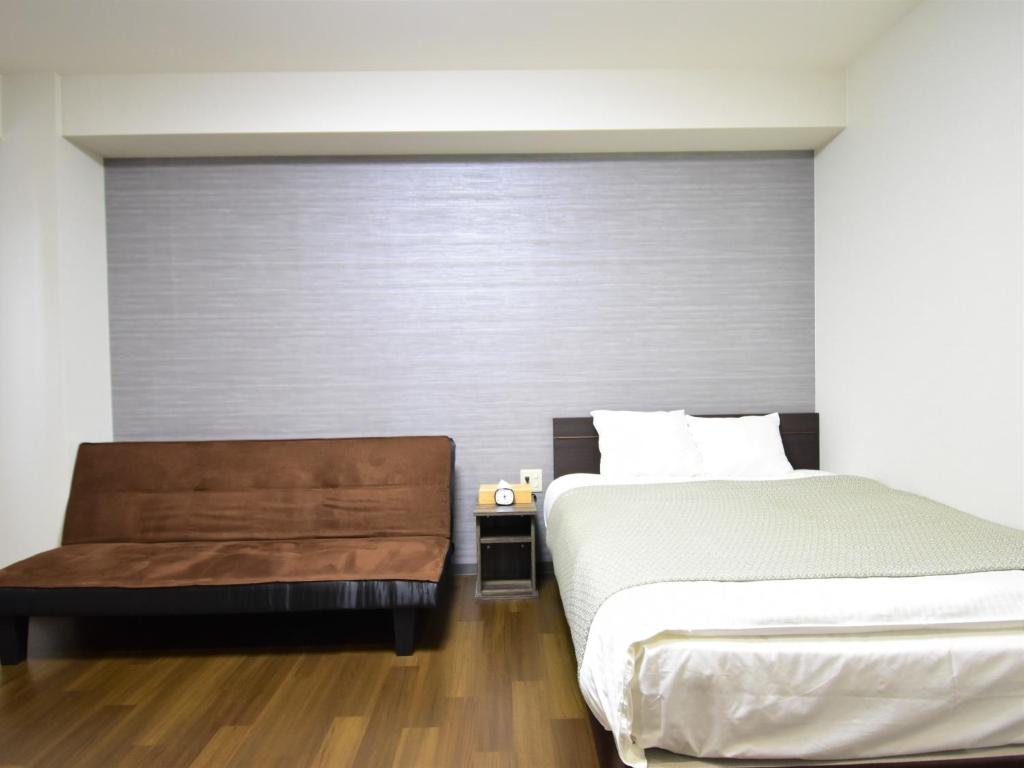 冈山Regariain - Vacation STAY 85013的一间卧室配有一张床和长凳