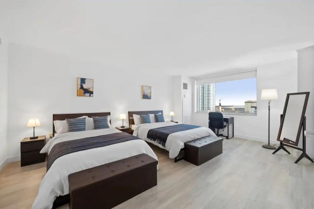 大西洋城2BR 3BA Beachfront Rental in Town CozySuites的一间卧室设有两张床和大窗户