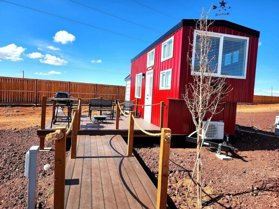 Apple ValleyRomantic Tiny home with private deck的一座红色小建筑前的游乐场