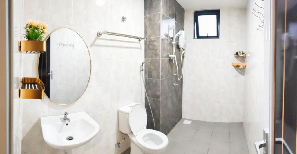 班吉SARI Homestay Vista Bangi with Wi-fi and Netflix的浴室配有卫生间、盥洗盆和淋浴。