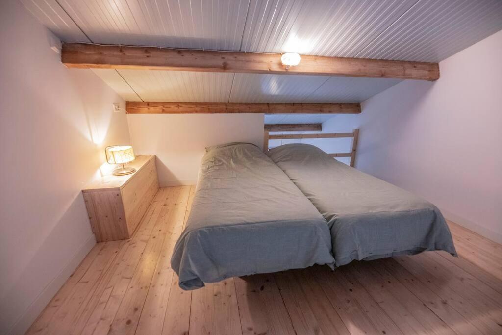 Hem't Pekelhuis - Vakantiehuisje op boerderij Huize Blokland的一间卧室配有一张床,铺有木地板