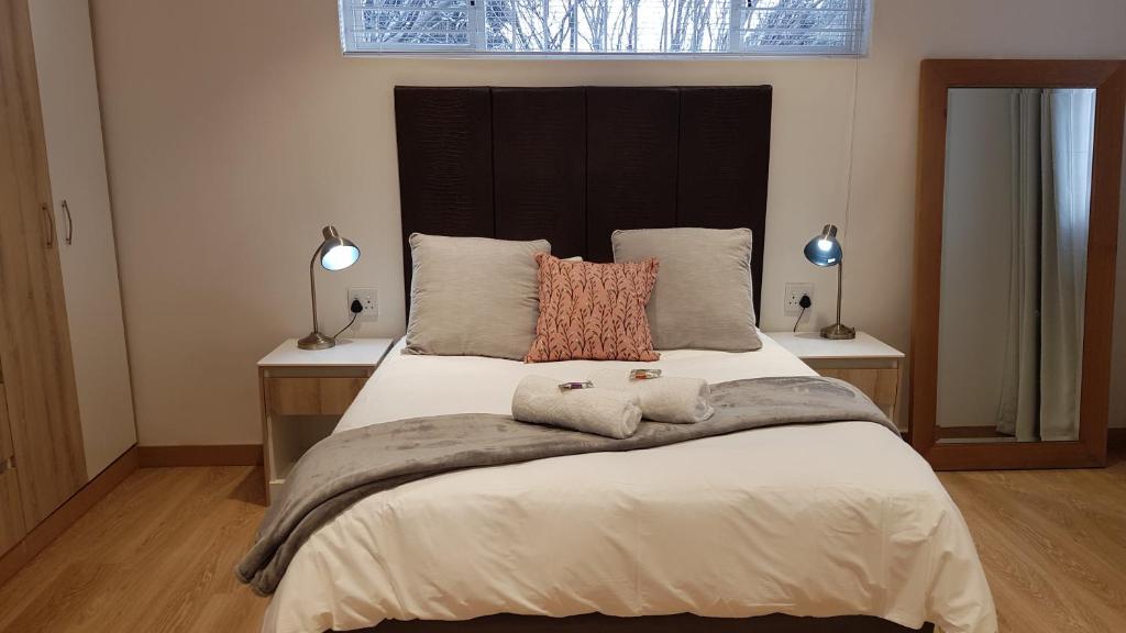 开普敦The Ridge的一间卧室配有一张大床和两个枕头