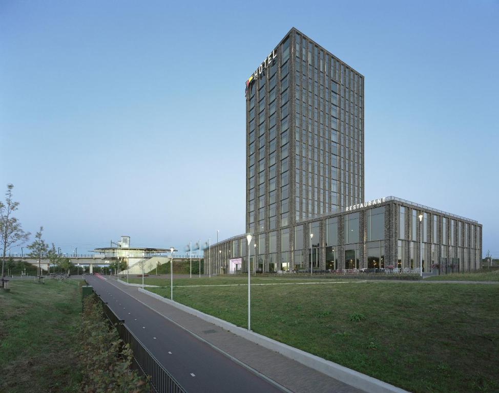 奈梅亨奈梅亨连特范德瓦尔克酒店的前面有一条路的高楼