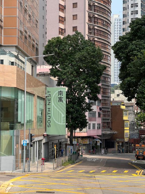 香港South Nest的城市中一条空荡荡的街道,有高大的建筑