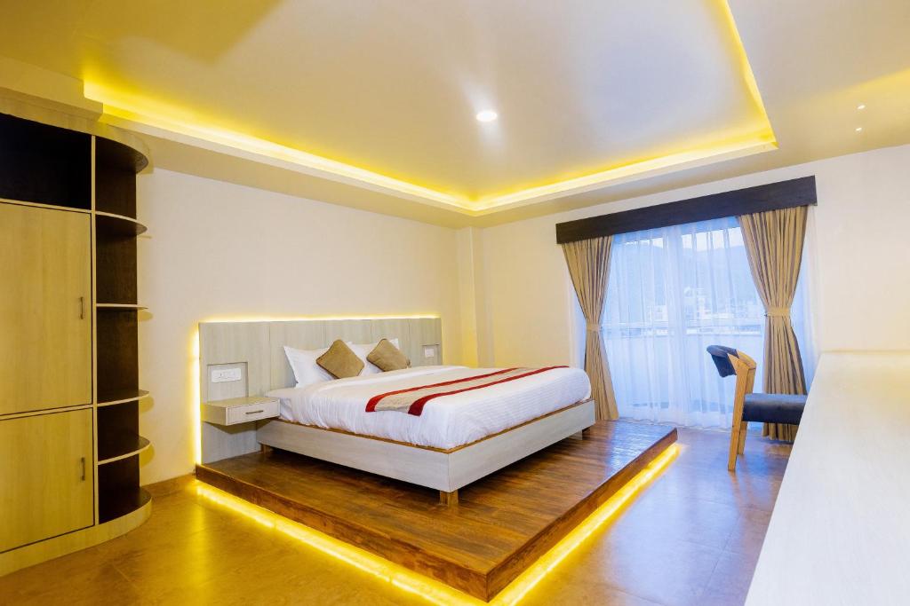 博卡拉POMs Penthouse的酒店客房设有床和窗户。